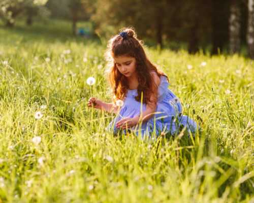 Meisje Met Hooikoorts Zit In Een Grasveld Met Bloemen En Pollen